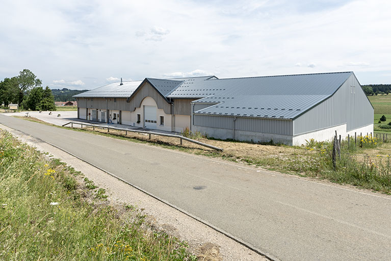 Façades postérieure et latérale droite. © Sonia Dourlot / Région Bourgogne-Franche-Comté, Inventaire du patrimoine - 2019 Façades postérieure et latérale droite. © Sonia Dourlot / Région Bourgogne-Franche-Comté, Inventaire du patrimoine - 2019