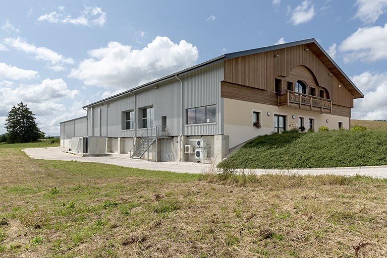 Façades antérieure et latérale gauche. © Sonia Dourlot / Région Bourgogne-Franche-Comté, Inventaire du patrimoine - 2019 Façades antérieure et latérale gauche. © Sonia Dourlot / Région Bourgogne-Franche-Comté, Inventaire du patrimoine - 2019