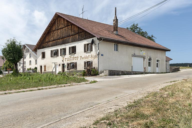 Façades antérieure et latérale droite. © Sonia Dourlot / Région Bourgogne-Franche-Comté, Inventaire du patrimoine - 2019 Façades antérieure et latérale droite. © Sonia Dourlot / Région Bourgogne-Franche-Comté, Inventaire du patrimoine - 2019