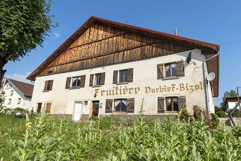 Façade antérieure, vue en contre-plongée. © Sonia Dourlot / Région Bourgogne-Franche-Comté, Inventaire du patrimoine - 2019 Façade antérieure, vue en contre-plongée. © Sonia Dourlot / Région Bourgogne-Franche-Comté, Inventaire du patrimoine - 2019