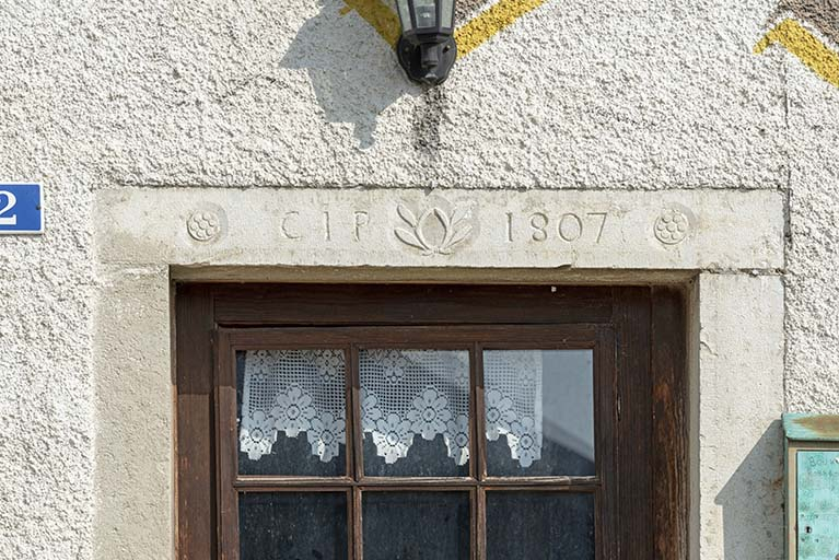 Façade antérieure : linteau daté. © Sonia Dourlot / Région Bourgogne-Franche-Comté, Inventaire du patrimoine - 2019 Façade antérieure : linteau daté. © Sonia Dourlot / Région Bourgogne-Franche-Comté, Inventaire du patrimoine - 2019