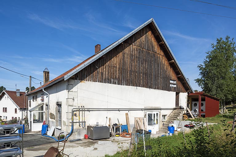 Façade latérale droite, de trois quarts. © Sonia Dourlot / Région Bourgogne-Franche-Comté, Inventaire du patrimoine - 2019