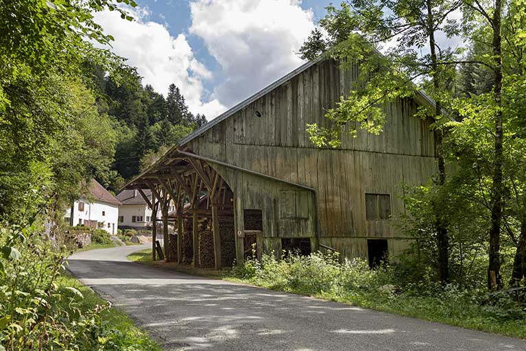 Vue d'ensemble depuis le nord, avec le hangar au premier plan. © Sonia Dourlot / Région Bourgogne-Franche-Comté, Inventaire du patrimoine - 2019
