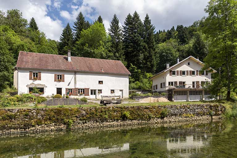 Logements, vus de l'ouest (à droite celui des années 1950). © Sonia Dourlot / Région Bourgogne-Franche-Comté, Inventaire du patrimoine - 2019