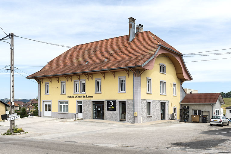 Façades antérieure et latérale droite (après rafraichissement). © Sonia Dourlot / Région Bourgogne-Franche-Comté, Inventaire du patrimoine - 2019