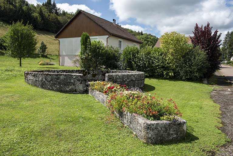 Fontaine du type de celle ayant alimenté la fromagerie. © Sonia Dourlot / Région Bourgogne-Franche-Comté, Inventaire du patrimoine - 2019 Fontaine du type de celle ayant alimenté la fromagerie. © Sonia Dourlot / Région Bourgogne-Franche-Comté, Inventaire du patrimoine - 2019
