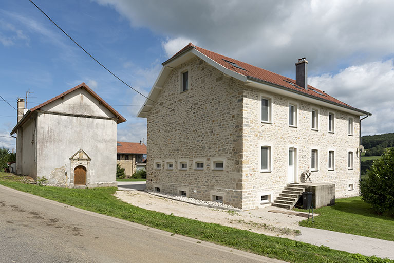 Façades postérieure et latérale droite. © Sonia Dourlot / Région Bourgogne-Franche-Comté, Inventaire du patrimoine - 2019 Façades postérieure et latérale droite. © Sonia Dourlot / Région Bourgogne-Franche-Comté, Inventaire du patrimoine - 2019