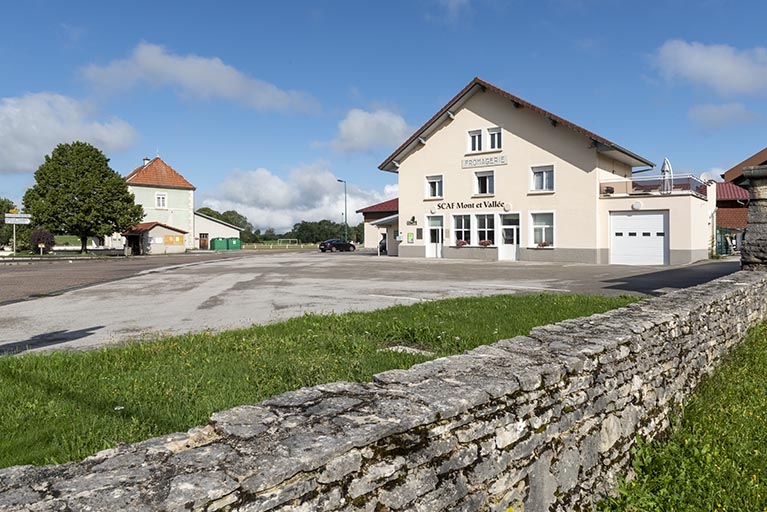Vue d'ensemble, depuis le sud-est (bâtiment de 1820 et garage). © Sonia Dourlot / Région Bourgogne-Franche-Comté, Inventaire du patrimoine - 2019 Vue d'ensemble, depuis le sud-est (bâtiment de 1820 et garage). © Sonia Dourlot / Région Bourgogne-Franche-Comté, Inventaire du patrimoine - 2019