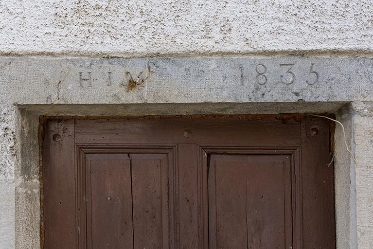 Cave d'affinage : linteau daté 1835, avec initiales. © Sonia Dourlot / Région Bourgogne-Franche-Comté, Inventaire du patrimoine - 2019 Cave d'affinage : linteau daté 1835, avec initiales. © Sonia Dourlot / Région Bourgogne-Franche-Comté, Inventaire du patrimoine - 2019