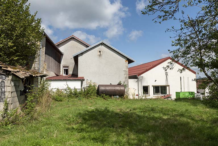 Ancienne maison, chaufferie et atelier de 2012 : façade postérieure. © Sonia Dourlot / Région Bourgogne-Franche-Comté, Inventaire du patrimoine - 2019 Ancienne maison, chaufferie et atelier de 2012 : façade postérieure. © Sonia Dourlot / Région Bourgogne-Franche-Comté, Inventaire du patrimoine - 2019
