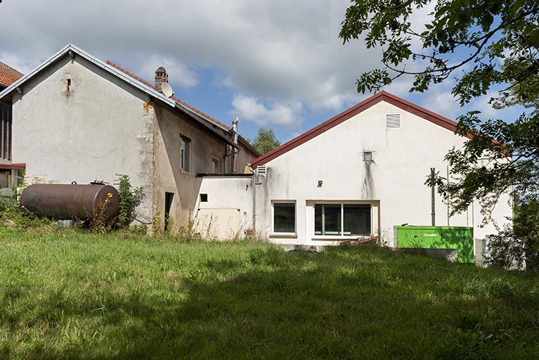 Ancienne maison, chaufferie et atelier de 2012 : façade postérieure, de trois quarts droite. © Sonia Dourlot / Région Bourgogne-Franche-Comté, Inventaire du patrimoine - 2019 Ancienne maison, chaufferie et atelier de 2012 : façade postérieure, de trois quarts droite. © Sonia Dourlot / Région Bourgogne-Franche-Comté, Inventaire du patrimoine - 2019