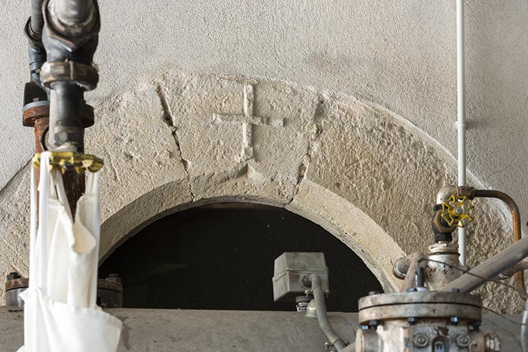 Ancienne maison : porte en plein cintre ornée d'une croix (au rez-de-chaussée). © Sonia Dourlot / Région Bourgogne-Franche-Comté, Inventaire du patrimoine - 2019 Ancienne maison : porte en plein cintre ornée d'une croix (au rez-de-chaussée). © Sonia Dourlot / Région Bourgogne-Franche-Comté, Inventaire du patrimoine - 2019