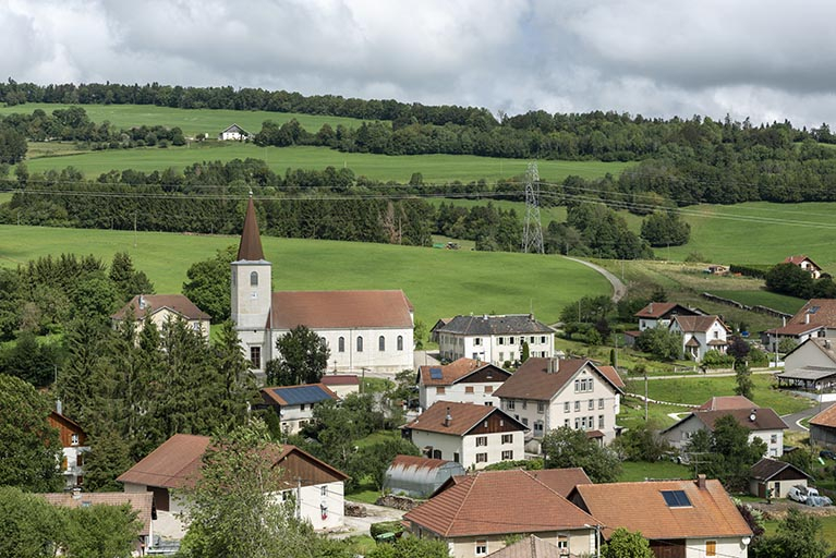 Vue d'ensemble du village et de la fromagerie, depuis le sud. © Sonia Dourlot / Région Bourgogne-Franche-Comté, Inventaire du patrimoine - 2019 Vue d'ensemble du village et de la fromagerie, depuis le sud. © Sonia Dourlot / Région Bourgogne-Franche-Comté, Inventaire du patrimoine - 2019