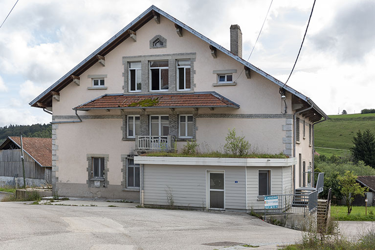 Façade antérieure, de trois quarts droite. © Sonia Dourlot / Région Bourgogne-Franche-Comté, Inventaire du patrimoine - 2019 Façade antérieure, de trois quarts droite. © Sonia Dourlot / Région Bourgogne-Franche-Comté, Inventaire du patrimoine - 2019