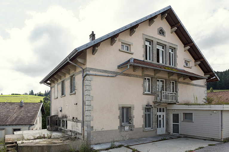 Façade antérieure, de trois quarts gauche. © Sonia Dourlot / Région Bourgogne-Franche-Comté, Inventaire du patrimoine - 2019 Façade antérieure, de trois quarts gauche. © Sonia Dourlot / Région Bourgogne-Franche-Comté, Inventaire du patrimoine - 2019