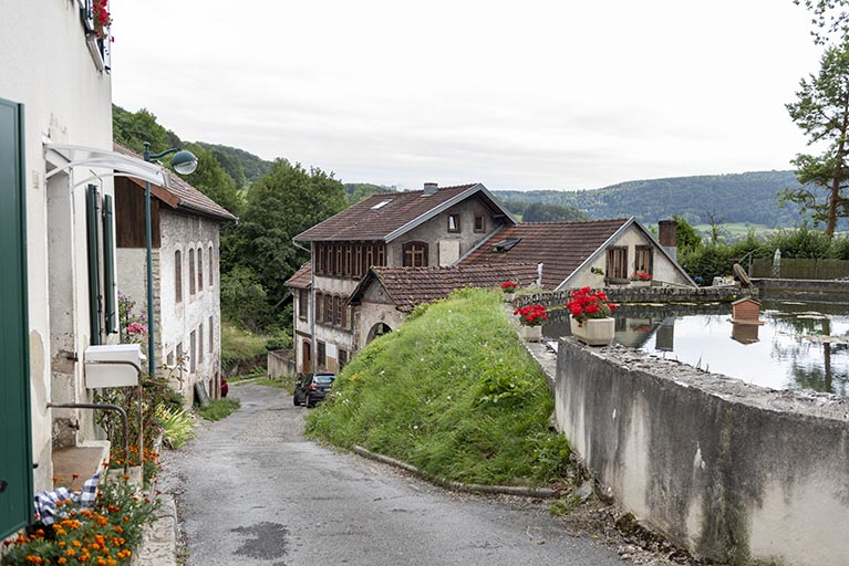 Bâtiment de 1815 (au 2e plan), usine et bassin de retenue, depuis le nord. © Sonia Dourlot / Région Bourgogne-Franche-Comté, Inventaire du patrimoine - 2019