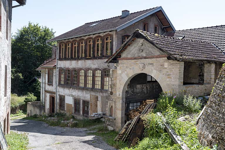 Usine (2e corps de bâtiment) et hangar, vus du nord (façade antérieure). © Sonia Dourlot / Région Bourgogne-Franche-Comté, Inventaire du patrimoine - 2019