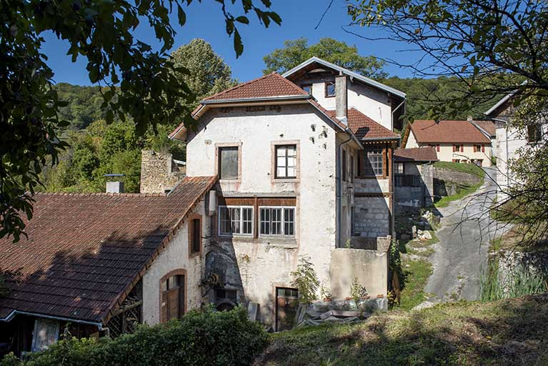 Usine (3e corps de bâtiment) et bâtiment d'eau, vu du sud-est. © Sonia Dourlot / Région Bourgogne-Franche-Comté, Inventaire du patrimoine - 2019