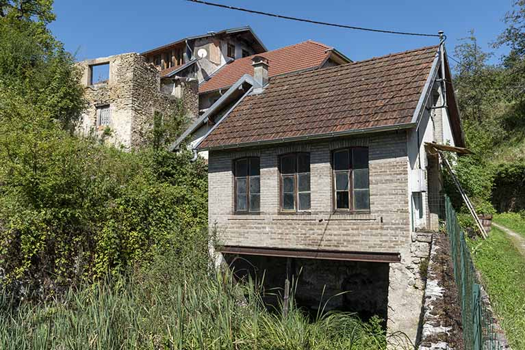 Bâtiment d'eau, vu du sud. A gauche, le bâtiment en ruine vu en contre-plongée. © Sonia Dourlot / Région Bourgogne-Franche-Comté, Inventaire du patrimoine - 2019