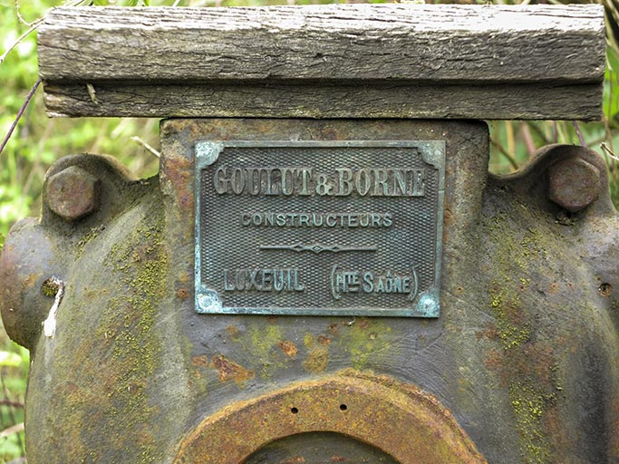 Commande de vanne : plaque du constructeur Goulut & Borne. © Sonia Dourlot / Région Bourgogne-Franche-Comté, Inventaire du patrimoine - 2019 Commande de vanne : plaque du constructeur Goulut & Borne. © Sonia Dourlot / Région Bourgogne-Franche-Comté, Inventaire du patrimoine - 2019