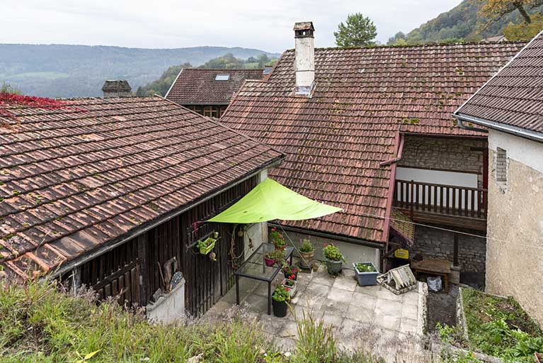 Bâtiment au n° 3 et bûcher, vus de l'est. © Sonia Dourlot / Région Bourgogne-Franche-Comté, Inventaire du patrimoine - 2019