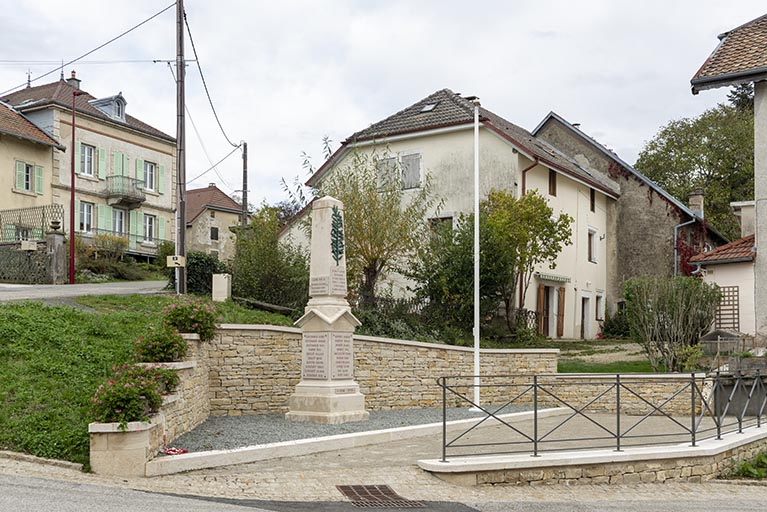 Vue d'ensemble, depuis le sud-ouest. Les bâtiments sont situés entre les comptoirs d'outillage Hugoniot-Perrenoud (visible à gauche) et Hugoniot-Tissot (à droite). © Sonia Dourlot / Région Bourgogne-Franche-Comté, Inventaire du patrimoine - 2019 Vue d'ensemble, depuis le sud-ouest. Les bâtiments sont situés entre les comptoirs d'outillage Hugoniot-Perrenoud (visible à gauche) et Hugoniot-Tissot (à droite). © Sonia Dourlot / Région Bourgogne-Franche-Comté, Inventaire du patrimoine - 2019