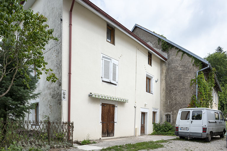 Bâtiment de 1723 : façade antérieure, de trois quarts. © Sonia Dourlot / Région Bourgogne-Franche-Comté, Inventaire du patrimoine - 2019 Bâtiment de 1723 : façade antérieure, de trois quarts. © Sonia Dourlot / Région Bourgogne-Franche-Comté, Inventaire du patrimoine - 2019