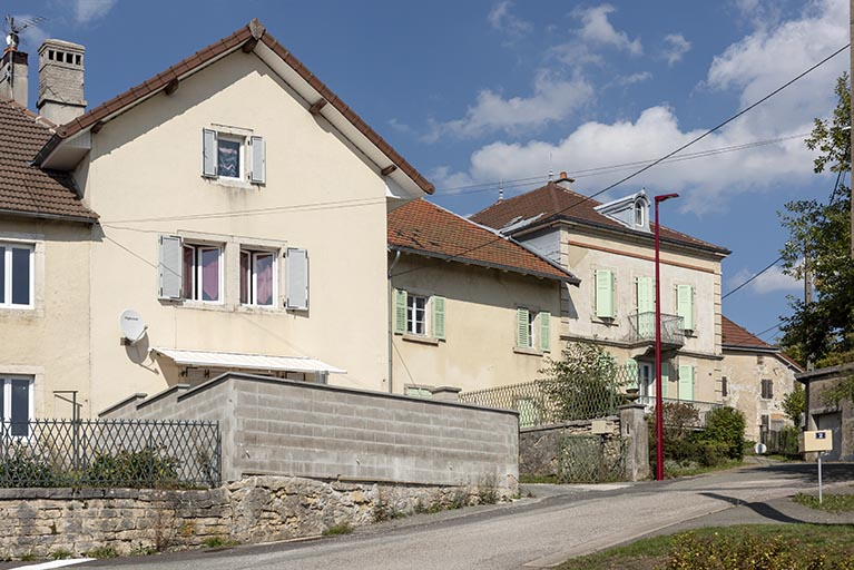 Vue d'ensemble, depuis le sud. De gauche à droite : maison de 1836, magasin et logement Hugoniot. © Sonia Dourlot / Région Bourgogne-Franche-Comté, Inventaire du patrimoine - 2019 Vue d'ensemble, depuis le sud. De gauche à droite : maison de 1836, magasin et logement Hugoniot. © Sonia Dourlot / Région Bourgogne-Franche-Comté, Inventaire du patrimoine - 2019