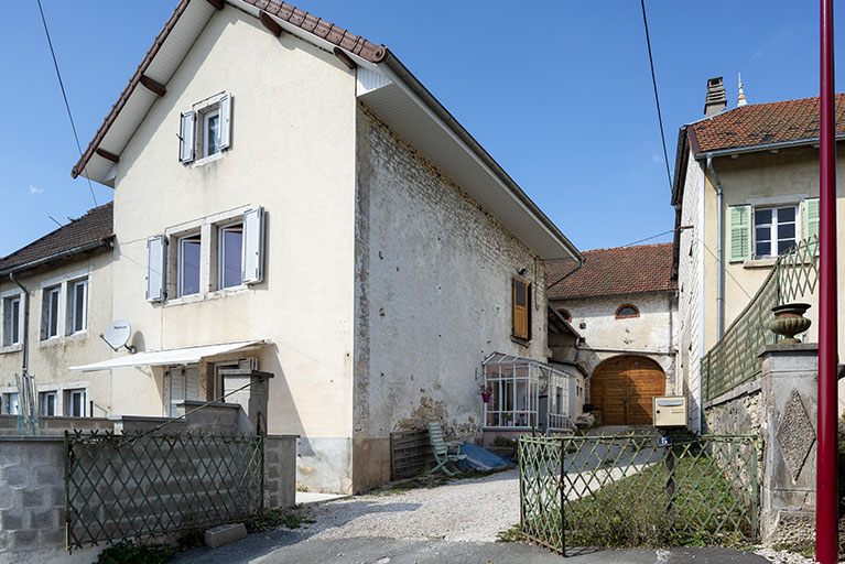 Logement de 1836, avec l'écurie en fond d'allée. © Sonia Dourlot / Région Bourgogne-Franche-Comté, Inventaire du patrimoine - 2019 Logement de 1836, avec l'écurie en fond d'allée. © Sonia Dourlot / Région Bourgogne-Franche-Comté, Inventaire du patrimoine - 2019