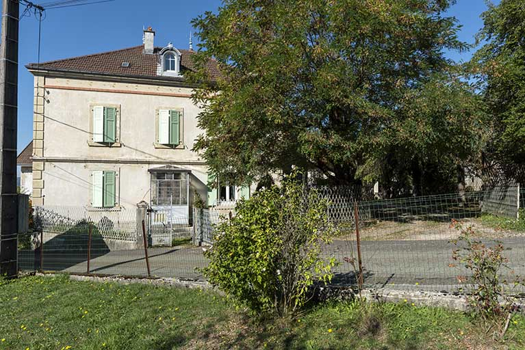 Logement Hugoniot : façade latérale droite. © Sonia Dourlot / Région Bourgogne-Franche-Comté, Inventaire du patrimoine - 2019 Logement Hugoniot : façade latérale droite. © Sonia Dourlot / Région Bourgogne-Franche-Comté, Inventaire du patrimoine - 2019