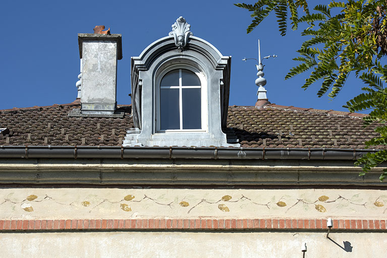 Logement Hugoniot : lucarne et décor peint sous la corniche. © Sonia Dourlot / Région Bourgogne-Franche-Comté, Inventaire du patrimoine - 2019 Logement Hugoniot : lucarne et décor peint sous la corniche. © Sonia Dourlot / Région Bourgogne-Franche-Comté, Inventaire du patrimoine - 2019