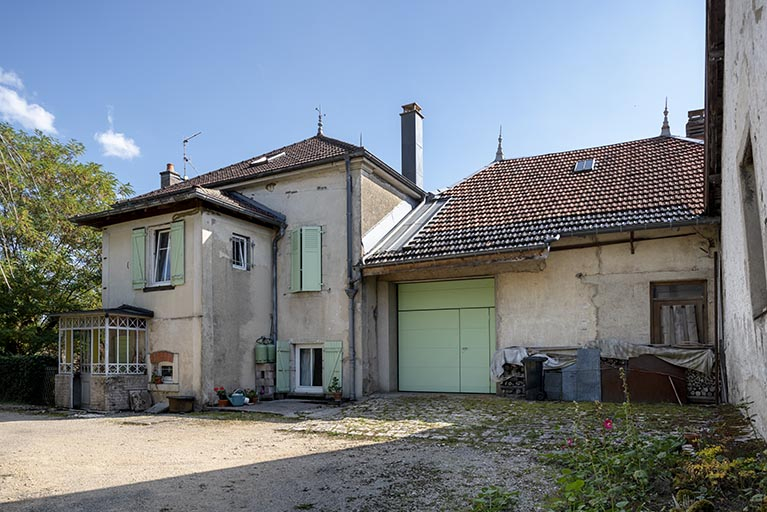 Magasin industriel et logement Hugoniot, depuis le nord-ouest. © Sonia Dourlot / Région Bourgogne-Franche-Comté, Inventaire du patrimoine - 2019 Magasin industriel et logement Hugoniot, depuis le nord-ouest. © Sonia Dourlot / Région Bourgogne-Franche-Comté, Inventaire du patrimoine - 2019