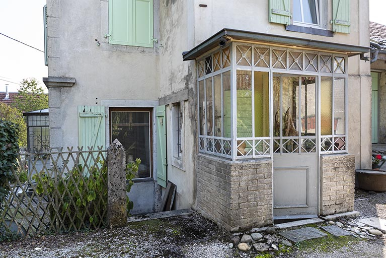 Logement Hugoniot : véranda nord, de trois quarts. © Sonia Dourlot / Région Bourgogne-Franche-Comté, Inventaire du patrimoine - 2019 Logement Hugoniot : véranda nord, de trois quarts. © Sonia Dourlot / Région Bourgogne-Franche-Comté, Inventaire du patrimoine - 2019