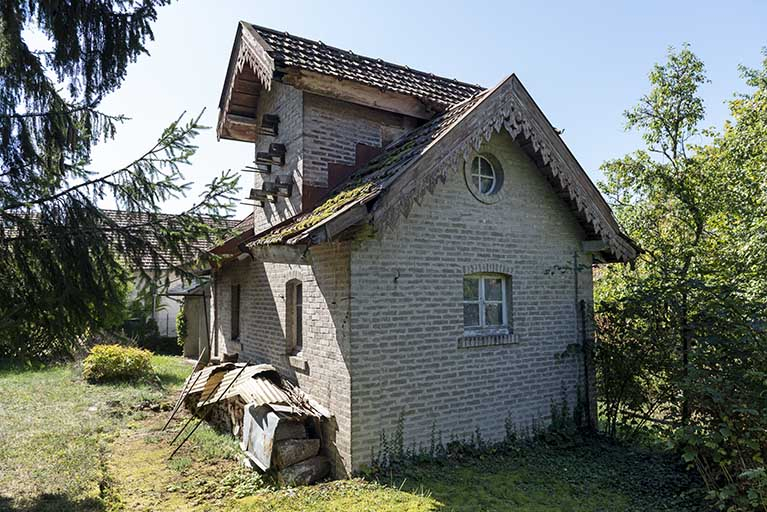 Pigeonnier : façade postérieure et latérale droite, de trois quarts. © Sonia Dourlot / Région Bourgogne-Franche-Comté, Inventaire du patrimoine - 2019 Pigeonnier : façade postérieure et latérale droite, de trois quarts. © Sonia Dourlot / Région Bourgogne-Franche-Comté, Inventaire du patrimoine - 2019