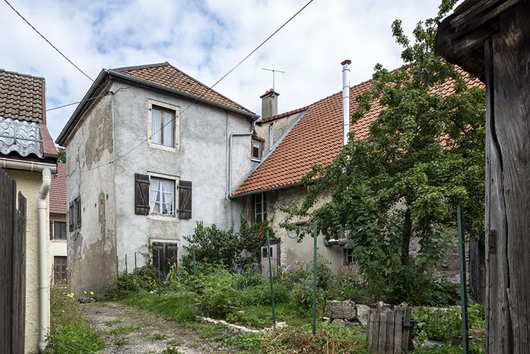 Façade postérieure, de trois quarts. © Sonia Dourlot / Région Bourgogne-Franche-Comté, Inventaire du patrimoine - 2019 Façade postérieure, de trois quarts. © Sonia Dourlot / Région Bourgogne-Franche-Comté, Inventaire du patrimoine - 2019