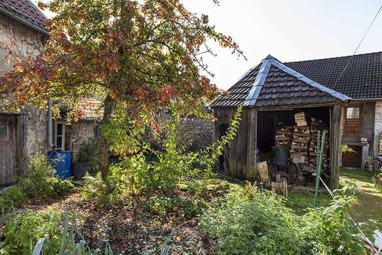 Dépendance et jardin potager. © Sonia Dourlot / Région Bourgogne-Franche-Comté, Inventaire du patrimoine - 2019 Dépendance et jardin potager. © Sonia Dourlot / Région Bourgogne-Franche-Comté, Inventaire du patrimoine - 2019