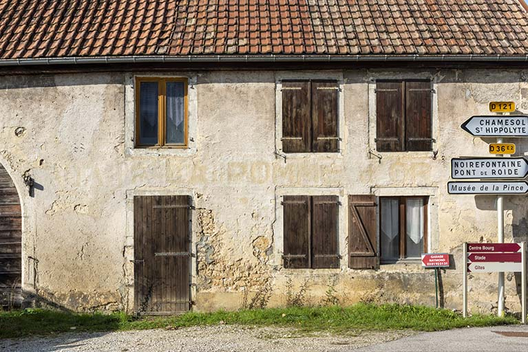 Façade sur la rue de Saint-Hippolyte : détail de l'inscription La Pomme d'Or. © Sonia Dourlot / Région Bourgogne-Franche-Comté, Inventaire du patrimoine - 2019 Façade sur la rue de Saint-Hippolyte : détail de l'inscription La Pomme d'Or. © Sonia Dourlot / Région Bourgogne-Franche-Comté, Inventaire du patrimoine - 2019