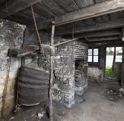 Forge : vue d'ensemble, depuis le fond de la première pièce. © Sonia Dourlot / Région Bourgogne-Franche-Comté, Inventaire du patrimoine - 2019 Forge : vue d'ensemble, depuis le fond de la première pièce. © Sonia Dourlot / Région Bourgogne-Franche-Comté, Inventaire du patrimoine - 2019