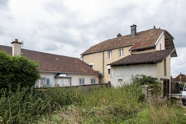 Bâtiment au 2 rue du Chêne : façade postérieure. © Sonia Dourlot / Région Bourgogne-Franche-Comté, Inventaire du patrimoine - 2019 Bâtiment au 2 rue du Chêne : façade postérieure. © Sonia Dourlot / Région Bourgogne-Franche-Comté, Inventaire du patrimoine - 2019