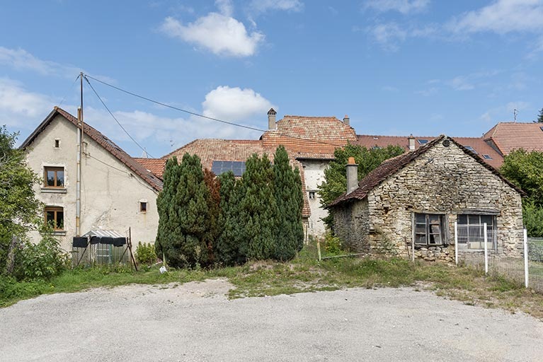 Vue d'ensemble, depuis le sud. La grange et la maison sont partiellement masquées ; la forge est visible à droite. © Sonia Dourlot / Région Bourgogne-Franche-Comté, Inventaire du patrimoine - 2019