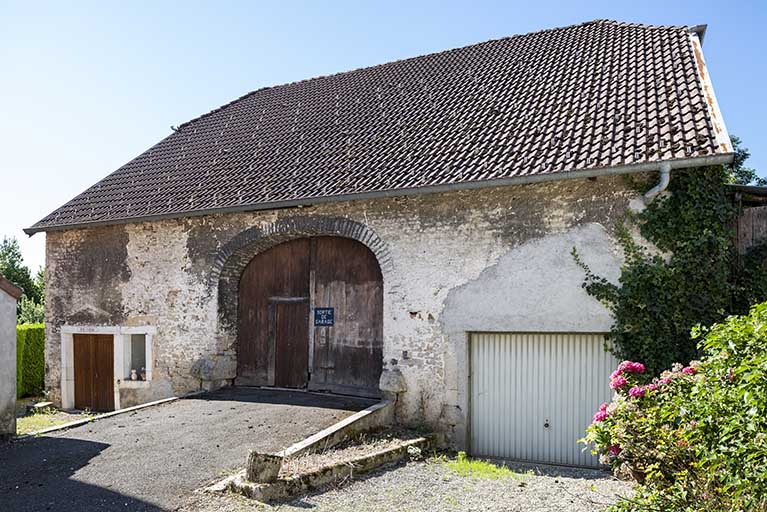 Grange et étable : façade antérieure, de trois quarts. © Sonia Dourlot / Région Bourgogne-Franche-Comté, Inventaire du patrimoine - 2019