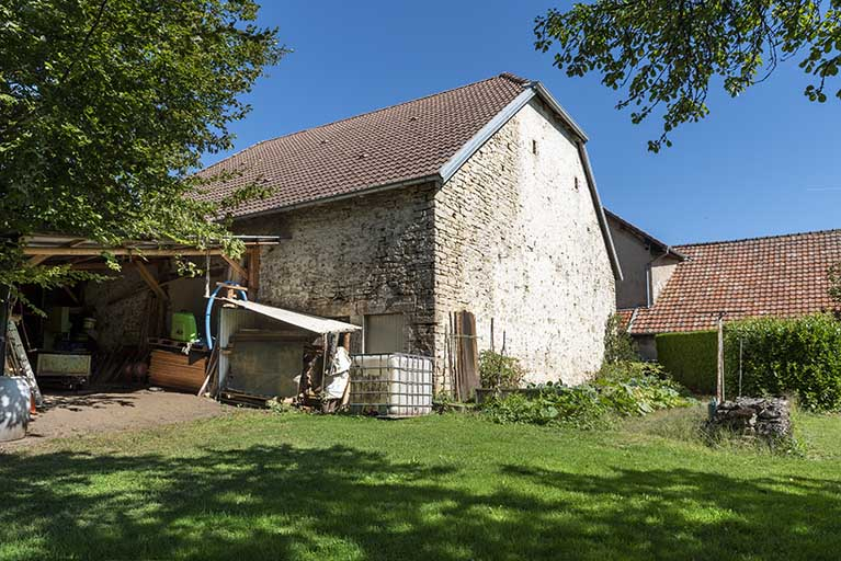 Grange et étable : façades postérieure et latérale gauche. © Sonia Dourlot / Région Bourgogne-Franche-Comté, Inventaire du patrimoine - 2019