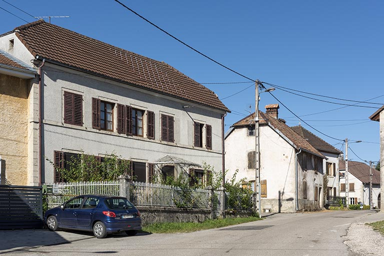 Vue d'ensemble, depuis l'est. Maison de 1859 (n° 45) à gauche, maisons de Nicolas Gueutal (n° 49 et 53) à droite. © Sonia Dourlot / Région Bourgogne-Franche-Comté, Inventaire du patrimoine - 2019 Vue d'ensemble, depuis l'est. Maison de 1859 (n° 45) à gauche, maisons de Nicolas Gueutal (n° 49 et 53) à droite. © Sonia Dourlot / Région Bourgogne-Franche-Comté, Inventaire du patrimoine - 2019