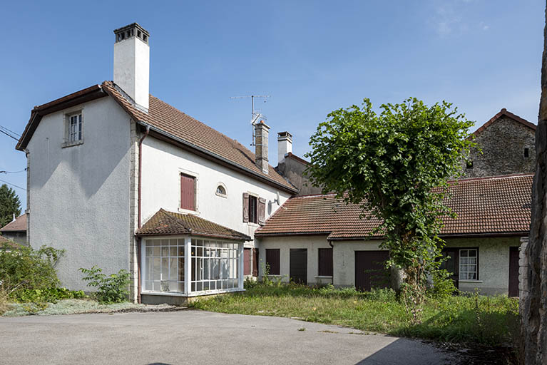 Maison au n° 45 (façade postérieure) et corps abritant logement et garage. © Sonia Dourlot / Région Bourgogne-Franche-Comté, Inventaire du patrimoine - 2019 Maison au n° 45 (façade postérieure) et corps abritant logement et garage. © Sonia Dourlot / Région Bourgogne-Franche-Comté, Inventaire du patrimoine - 2019