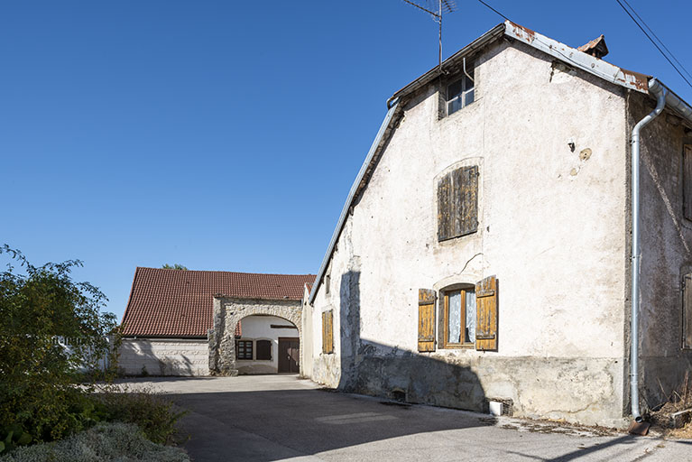 Maison au n° 47, depuis la Grande Rue. A droite, la façade latérale gauche de la maison de Nicolas Gueutal (n° 49). © Sonia Dourlot / Région Bourgogne-Franche-Comté, Inventaire du patrimoine - 2019 Maison au n° 47, depuis la Grande Rue. A droite, la façade latérale gauche de la maison de Nicolas Gueutal (n° 49). © Sonia Dourlot / Région Bourgogne-Franche-Comté, Inventaire du patrimoine - 2019