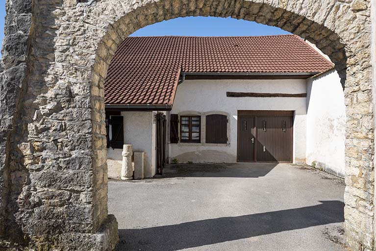 Maison au n° 47, depuis l'entrée. © Sonia Dourlot / Région Bourgogne-Franche-Comté, Inventaire du patrimoine - 2019 Maison au n° 47, depuis l'entrée. © Sonia Dourlot / Région Bourgogne-Franche-Comté, Inventaire du patrimoine - 2019