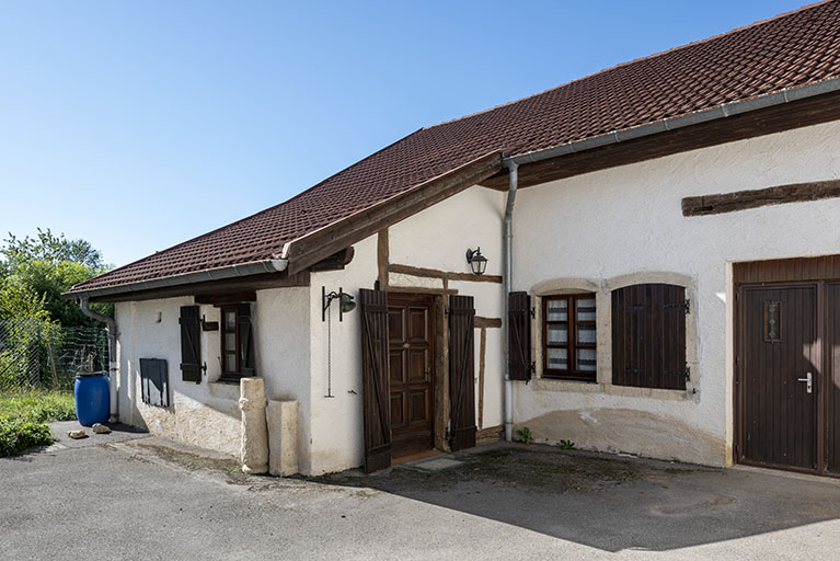 Maison au n° 47 : façade antérieure, de trois quarts droite. © Sonia Dourlot / Région Bourgogne-Franche-Comté, Inventaire du patrimoine - 2019 Maison au n° 47 : façade antérieure, de trois quarts droite. © Sonia Dourlot / Région Bourgogne-Franche-Comté, Inventaire du patrimoine - 2019