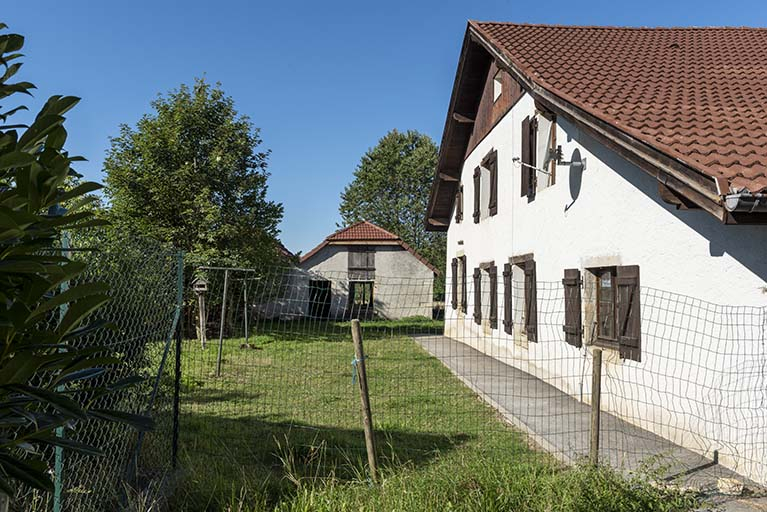 Maison au n° 47 : façade latérale gauche, vue en enfilade. Au fond, les forges. © Sonia Dourlot / Région Bourgogne-Franche-Comté, Inventaire du patrimoine - 2019 Maison au n° 47 : façade latérale gauche, vue en enfilade. Au fond, les forges. © Sonia Dourlot / Région Bourgogne-Franche-Comté, Inventaire du patrimoine - 2019
