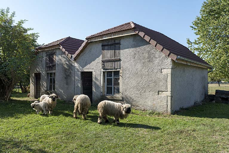 Forges : façade antéreure, de trois quarts droite. © Sonia Dourlot / Région Bourgogne-Franche-Comté, Inventaire du patrimoine - 2019 Forges : façade antéreure, de trois quarts droite. © Sonia Dourlot / Région Bourgogne-Franche-Comté, Inventaire du patrimoine - 2019