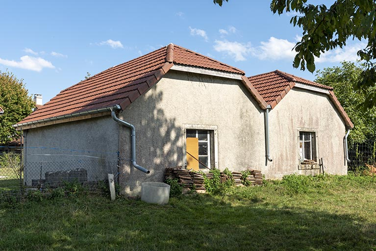 Forges : façade postérieure, de trois quarts gauche. © Sonia Dourlot / Région Bourgogne-Franche-Comté, Inventaire du patrimoine - 2019 Forges : façade postérieure, de trois quarts gauche. © Sonia Dourlot / Région Bourgogne-Franche-Comté, Inventaire du patrimoine - 2019